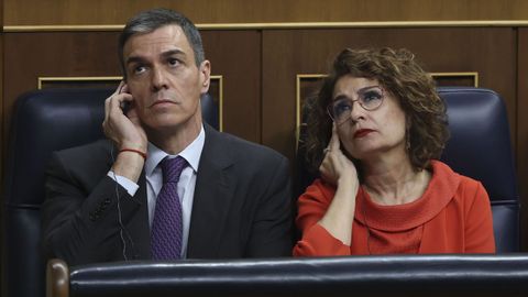 El presidente del Gobierno, Pedro S�nchez y la vicepresidenta y ministra de Hacienda, Mar�a Jes�s Montero, al inicio de la sesi�n de control en el Congreso