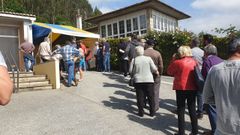 En imagen de archivo, colas de pacientes ante el centro de salud de Ourol esperando para presentar reclamaciones ante la falta de mdicos