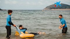 Una sesin de surf inclusivo del club viveirense y la Fundacin La Caixa en el 2021.