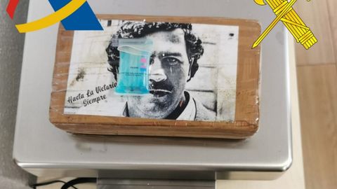 Escobar. La foto del narco más peligroso que ha existido se usa con frecuencia. En esta remesa añadieron la frase «Hasta la victoria siempre»