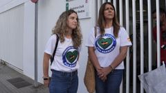 Silvia Mera y Mnica Rubiales, esposas de los guardias civiles que sobrevivieron a la embestida de una narcolancha en el puerto de Barbate, esperan en la puerta del juzgado donde declaran sus maridos