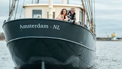 Isabel y Harry en el Marie, el barco creado por ambos y en el que hacen traves�as y dan formaci�n en las r�as Baixasy otras zonas de Europa.