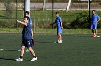 Luisito da �rdenes a sus jugadores durante una sesi�n de entrenamiento en A Xunqueira. 