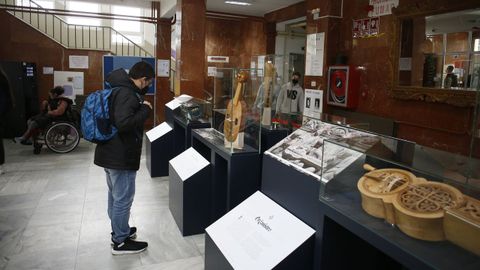 Hasta el 25 de abril se podr� visitar en el vest�bulo del IES Mar�a Sarmiento una exposici�n de instrumentos medievales