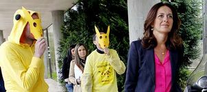 Ciudadanos con caretas alusivas a los casos Pikachu y Pok�mon increparon a los concejales a la puerta de los juzgados.