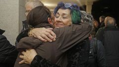 La mujer del exalcalde, Puri del Palacio, recibe las condolencias de una amiga en el tanatorio