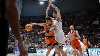 Caio Pacheco busca un pase durante el encuentro contra el Casademont Zaragoza.