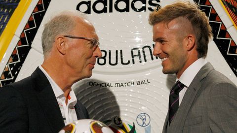 Beckenbauer junto a David Beckham en el 2009
