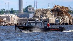 Un barco limpia de escombros el puente de Baltimore.