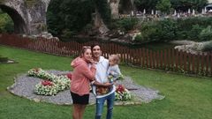 Ihintza y Jes�s, con su beb� Gael