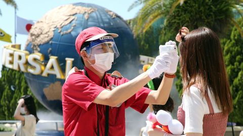 En Osaka, Japn, ha reabierto el parque de Universal Studios, si bien los visitantes deben someterse al control de temperatura a la entrada