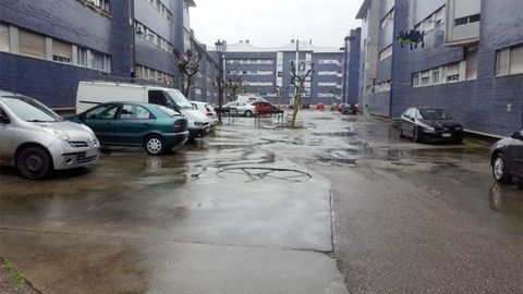 Deterioro del pavimento y aparcamiento aleatorio en las calles Río Sella y Río Orlé , que el ayuntamiento reurbanizará