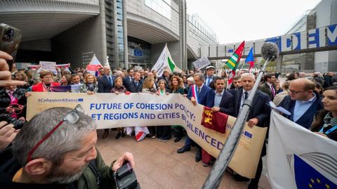 Manifestación este miércoles, frente al Parlamento Europeo, de representantes regionales de toda Europa, para reclamar que la política de cohesión en el futuro presupuesto de la UE no quede solo en manos de los Estados.