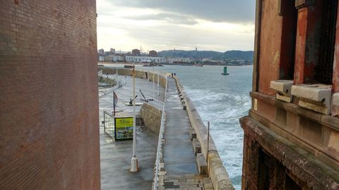 Rompeolas del muelle de Gij�n