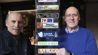 Los hermanos Docobo con la pegatina de la frase �Santiago de Compostela, donde la lluvia es arte�