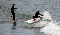 Carracedo (encima de la ola) es campe�n de p�del surf.
