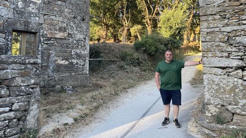 Aitor, en medio de las dos propiedades que compr� en la parroquia de Laxe, en pleno Camino de Santiago
