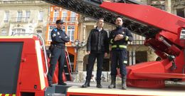 Un miembro de la Polic�a local de Ribadeo, junto con el alcalde y el sargento de bomberos de Barreiros.