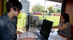 La oficina lalinense, atendida por dos becarias, recibi� el pasado julio 241 consultas frente a 111 de junio.