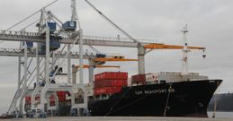 El �Cap Beaufort� atrac� en Mar�n para el transporte de 5.000 toneladas en contenedores. 