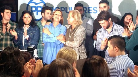 Mara Dolores de Cospedal y Mercedes Fernndez en un acto de las primarias del PP en Asturias
