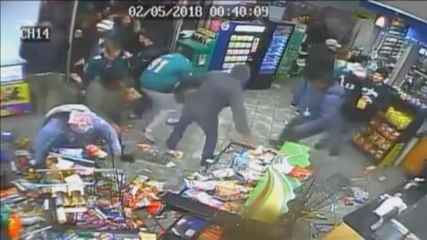 Brutal saqueo a una tienda durante los festejos de la Super Bowl