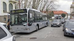 Autob�s del servicio de transporte p�blico urbano en la parada de la plaza de Galicia, en foto de archivo.