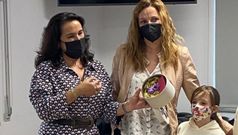 La neonat�loga del Hospital Teresa Herrera, el materno del Chuac, recibi� el Patuco de Honor de la Asociaci�n Galega de Prematuros, que preside Montse Garc�a.