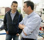 Roberto Fern�ndez conversa con el concejal de Deportes