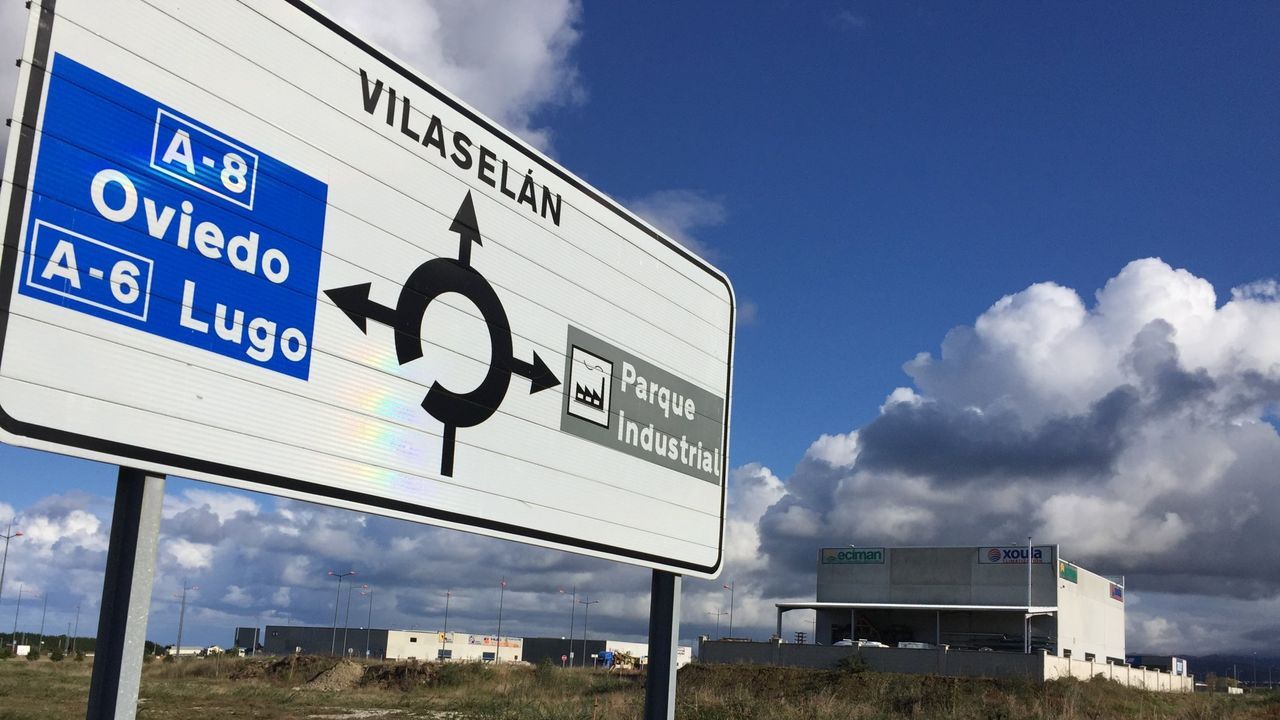 El Gobierno ofrece en venta, en oferta, 37 parcelas en el polígono industrial de Ribadeo, que une Galicia y Asturias al lado de la A-8