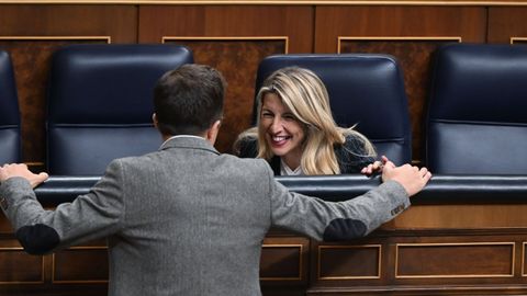 La vicepresidenta segunda del Gobierno, Yolanda Díaz conversa con el exdiputado de Sumar Iñigo Errejón durante el pleno del Congreso.