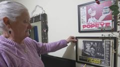 Mari Varela, hija del que fue durante casi 30 aos proyectista del Cine Capitol, atesora carteles y afiches de pelculas antiguos