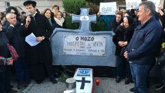 Vecinos y profesionales del Hospital de Ver�n se manifiestan con un funeral sat�rico contra el cierre del paritorio