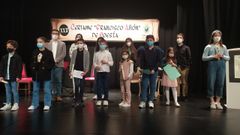 O acto no que se deu a co�ecer o nome da ga�adora deste ano serviu tam�n para presentar os libros que recollen as poes�as premiadas nas d�as edici�ns anteriores. Ao remate, os asistentes subiron ao escenario para sacarse unha foto de familia co rexedor, Manuel Gonz�lez.