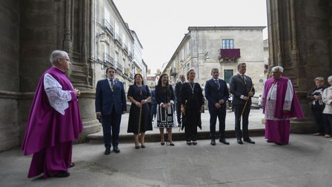 Los alcaldes y representantes de las ciudades fueron recibidos en una de las puertas de la Catedral
