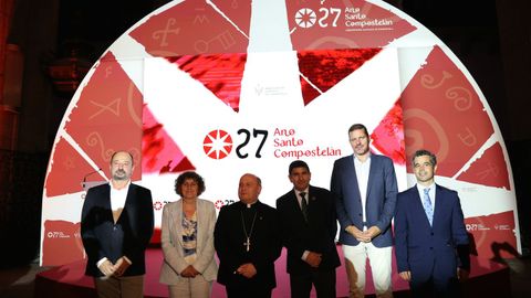 Xos� Merelles, de Turismo de Galicia; la alcaldesa Goretti Sanmart�n; el arzobispo Francisco Jos� Priego; el delegado del Gobierno, Pedro Blanco; el conselleiro de Cultura, Jos� L�pez Campos, y el comisario del Xacobeo, Marcos G�mez