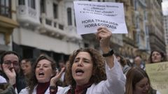 Varios cientos de m�dicos asturianos se manifiestan este jueves por el centro de Oviedo para protestar por la propuesta del Ministerio de Sanidad para reformar el estatuto marco que regula sus condiciones laborales. La marcha, convocada por la Plataforma M�dicos del Sespa, se ha celebrado coincidiendo con la tercera jornada de huelga en la sanidad, con un seguimiento del 50 por ciento en los hospitales y superior al 30 por ciento en atenci�n primaria en el Principado, seg�n cifras del sindicato Simpa