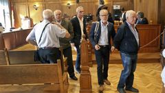 Los ocho acusados que asistieron hoy a la Audiencia de Pontevedra, sin Barral, que no pudo acudir por una grave enfermedad confirmada por un m�dico-forense.