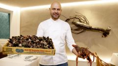 Francisco Malln, Chito, en la sala de Terra Nosa, con 8 mesas y presidida por la escultura de un gran bogavante. Es la estrella de la carta en este restaurante de Santiago, junto con el virrey y las cigalas a la brasa, solo desbancadas por el centollo en su temporada. Una de las peculiaridades del establecimiento es que cierra sbados y domingos por su perfil de clientes y por conciliacin.