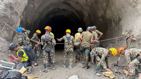 Miembros del Ej�rcito nepal� asi�ndose a unas l�neas de vida para adentrarse en t�neles de centrales donde casi un millar de obreros permanecen sepultados