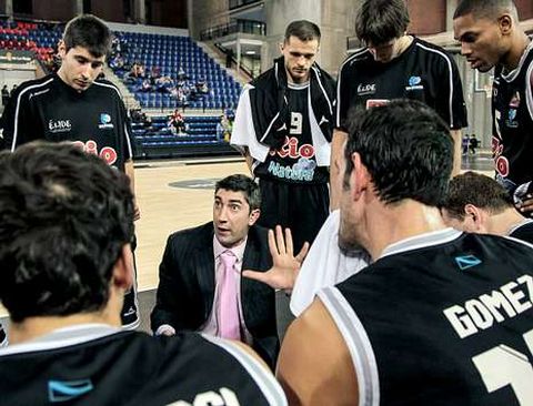 Tiempo muerto de Lisardo G�mez durante el partido que el Breog�n jug� en la pista del Clavijo.