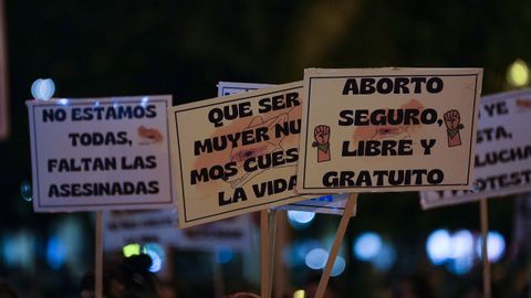 Miles de personas han tomado este martes las calles del centro de Avils detrs de una pancarta unitaria con el lema de 'El machismo nos cuesta la vida' con la que han marchado gritando consignas como amar no es matar, ni humillar, ni maltratar