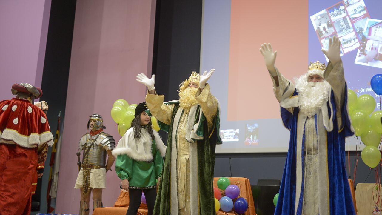 El HULA recibe la visita de los Reyes Magos en su tradicional cabalgata: «Anima salir de la habitación un rato»