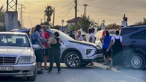 Vecinos tras el tiroteo registrado en un bar de la urbanizaci�n Los Nietos del municipio de Carmona, en Sevilla.