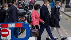 El presidente del Principado de Asturias, Adri�n Barb�n (2-d), el consejero de Salud, Pablo Fern�ndez Mu�iz (d), el director general de Salud P�blica, Rafael Cofi�a 