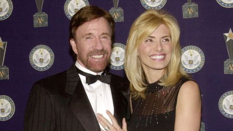 Norris y su mujer Gena durante la s�ptima edici�n de los premios a los veteranos estadounidenses en el a�o 2001