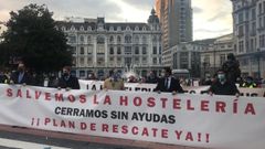 Manifestaci�n en la plaza de la Escandalera en contra de las medidas restrictivas del Gobierno de Asturias