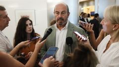 Pedro Roll�n atiende a los medios de comunicaci�n tras las reuni�n convocada con los nuevos diputados y senadores de su partido.