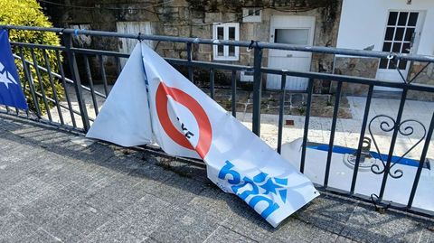 As� qued� una pancarta del BNG de Corcubi�n vandalizada
