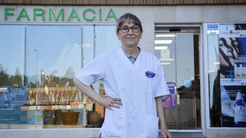 Claudina Canal, ante su farmacia en A Barcala.